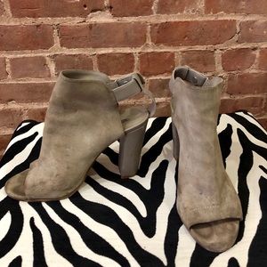 🦋 Vince - Jane Leather & Suede Buckle Sandal 🦋